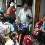 Los niños y niñas del Programa de Liderazgo Social de India durante el voluntariado que realizaron con personas mayores.